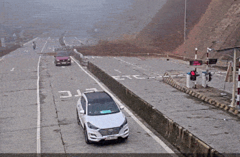Moment of landslide at the Mong Sen bridge access road after heavy rain. Photo: Lao Cai - Sa Pa BOT Investment Joint Stock Company