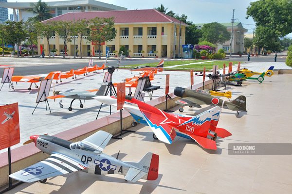 Images of UAVs announced at the Unmanned Vehicle Practice Training Center. Photo: Huu Long