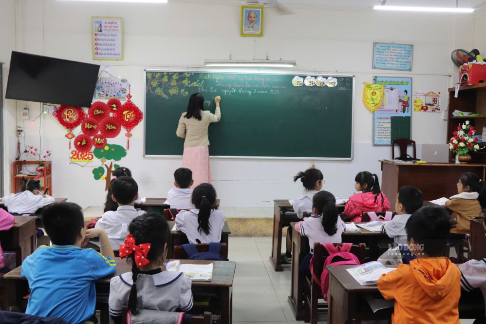 A green - clean - beautiful school environment helps students feel comfortable every day going to school, maintaining a happy school. Photo: Nguyen Linh