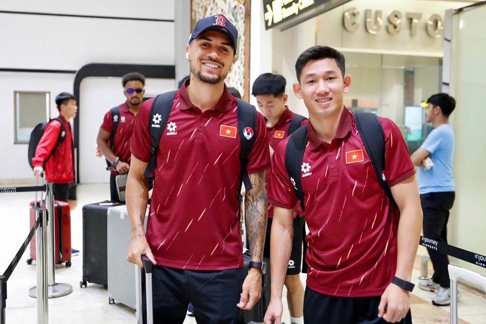 L'équipe vietnamienne retourne à Hanoï après sa victoire 3-0 contre l'Indonésie lors du troisième match du groupe A de la Coupe ASEAN 2026. Photo: VFF