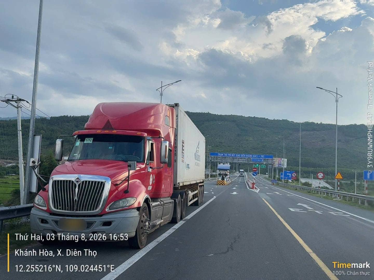 Traffic police handle tractor-trailer drivers running overtime on the expressway. Photo: Expressway Traffic Police Team No. 6