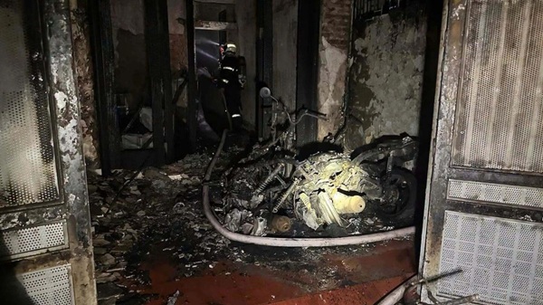 3-story house fire in Hanoi, rescuing 2 people trapped. Photo: Chu Huong