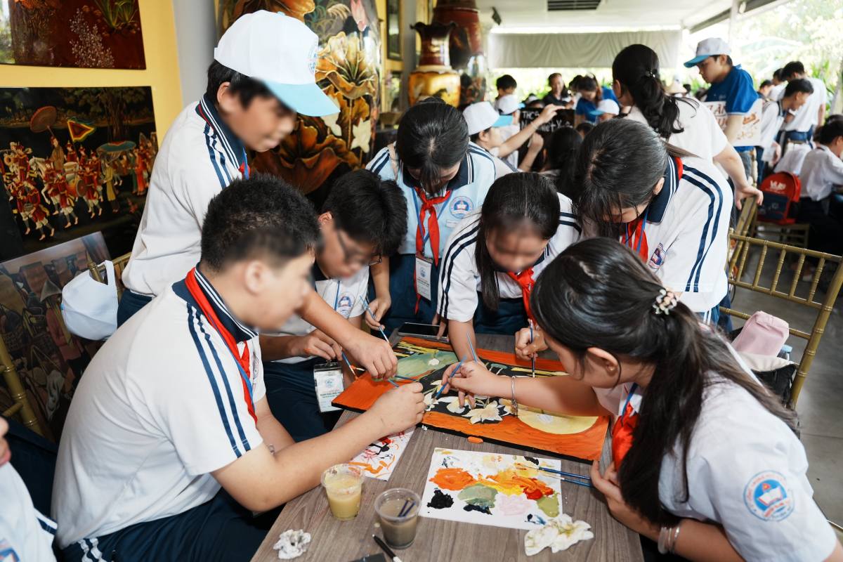 Students hand-painting lacquer paintings in the rural industry experience program of Ho Chi Minh City. Photo: Sub-Department of Rural Development