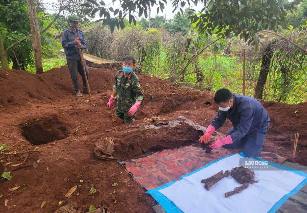 Team K52 exhumes 3 sets of remains of martyrs in Ia Boong commune. Photo: Thanh Phuc