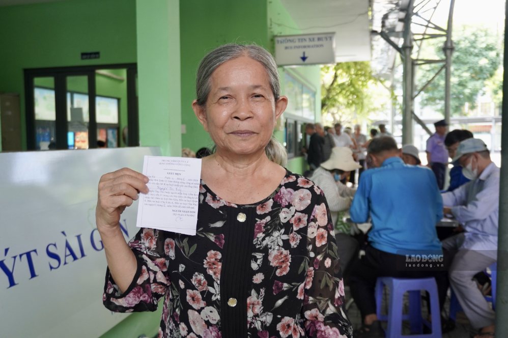 Completing registration procedures, people happily receive appointment slips waiting for public transport card issuance. Photo: Nhu Quynh
