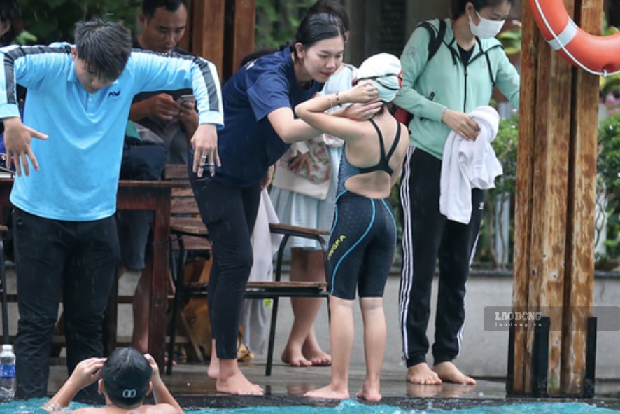 La ex nadadora Nguyễn Thị Ánh Viên enseña natación a niños en Ciudad Ho Chi Minh. Foto: Thanh Vũ