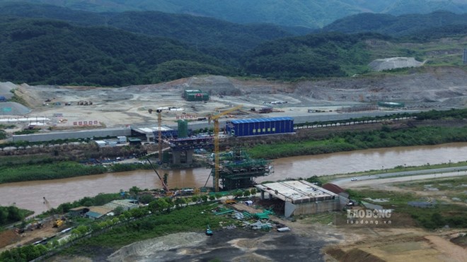 Cầu biên giới tại xã Bát Xát, tỉnh Lào Cai đang giai đoạn nước rút để hợp long. Ảnh: Đinh Đại