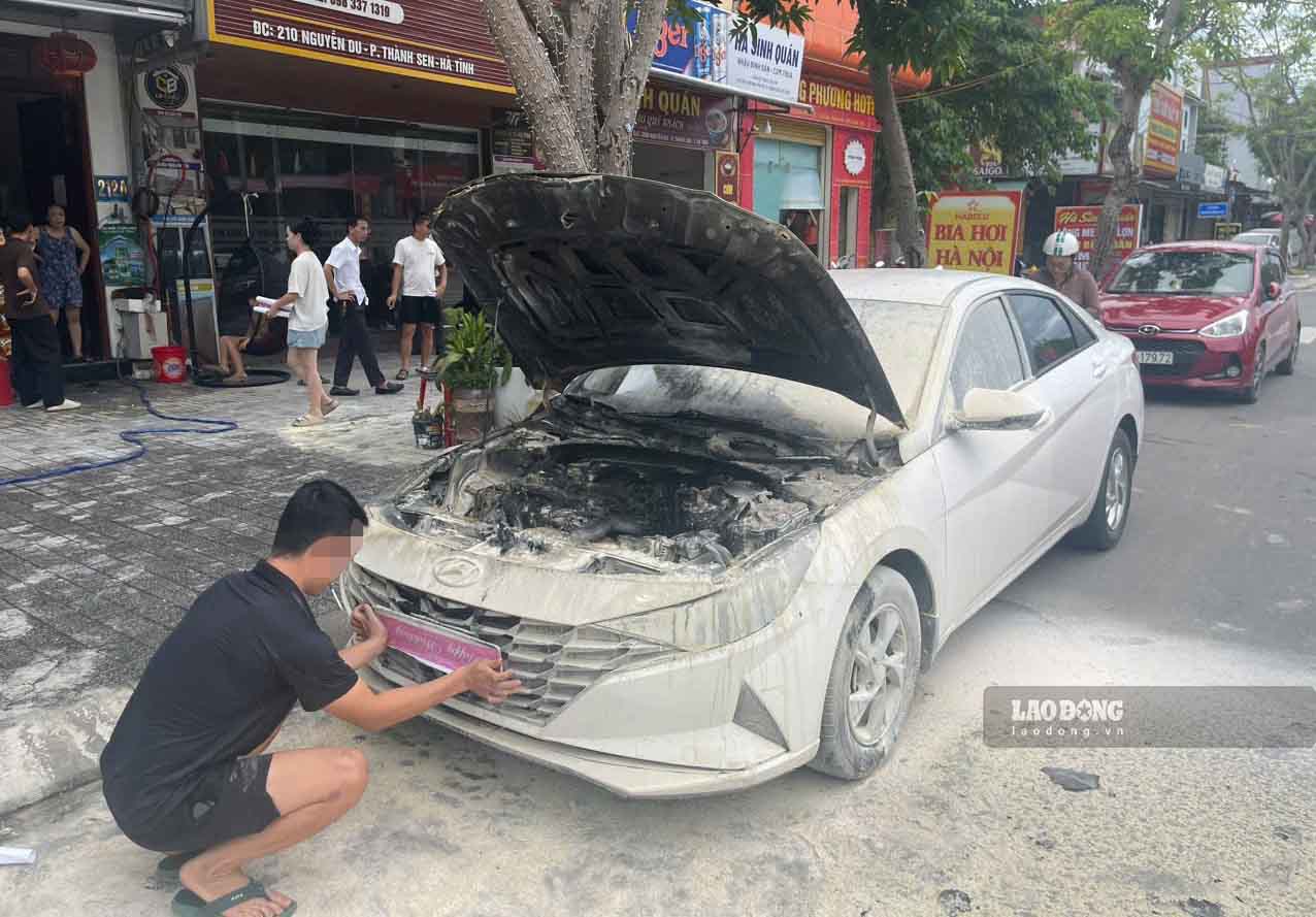 The car caught fire. Photo: Tran Tuan