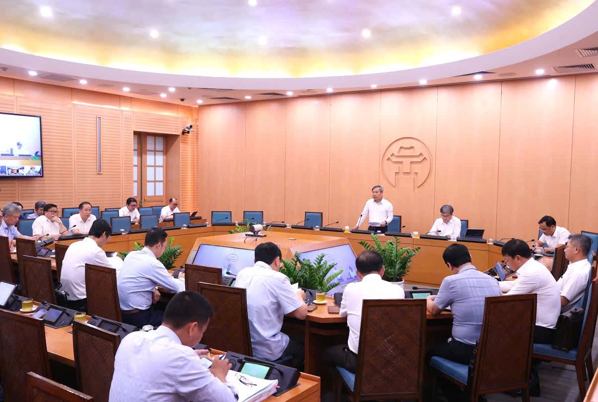 Chủ tịch UBND TP Hà Nội Vũ Đại Thắng chủ trì cuộc họp nghe báo cáo về công tác bảo đảm thoát nước chống úng ngập trên địa bàn thành phố. Ảnh: UBND TP Hà Nội