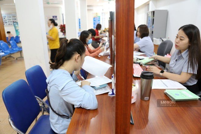 Workers complete procedures to receive social insurance and unemployment insurance benefits. Photo: Huong Nha