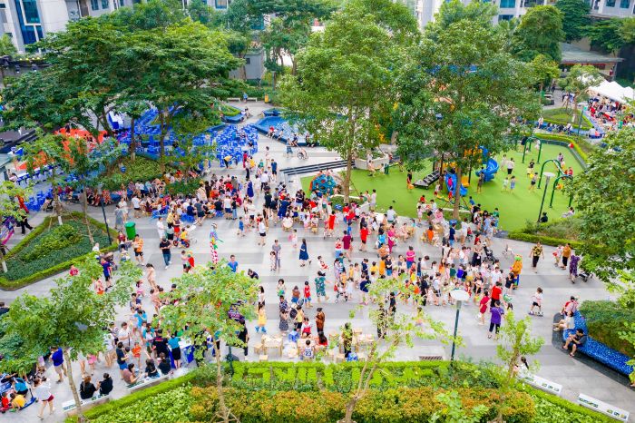 Nhiều kỷ niệm của cư dân lưu dấu dưới những bóng cây, con đường, quảng trường sạch đẹp. Ảnh: ROX Group