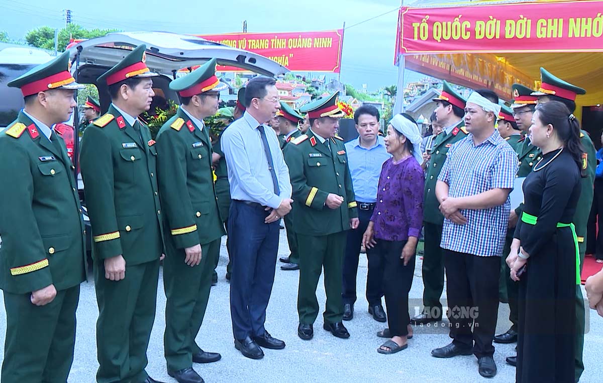 Các đồng chí lãnh đạo Quân khu 3, tỉnh Quảng Ninh hỏi thăm thân nhân gia đình tiễn đưa liệt sĩ. Ảnh: Lê Vũ