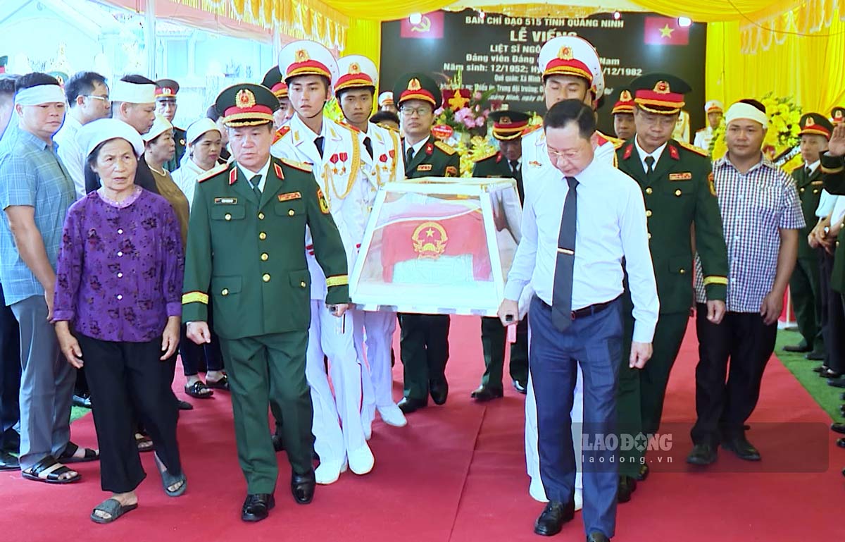Leaders of Military Region 3, Quang Ninh province and family members see off the martyr to his hometown of Cao Bang. Photo: Doan Hung