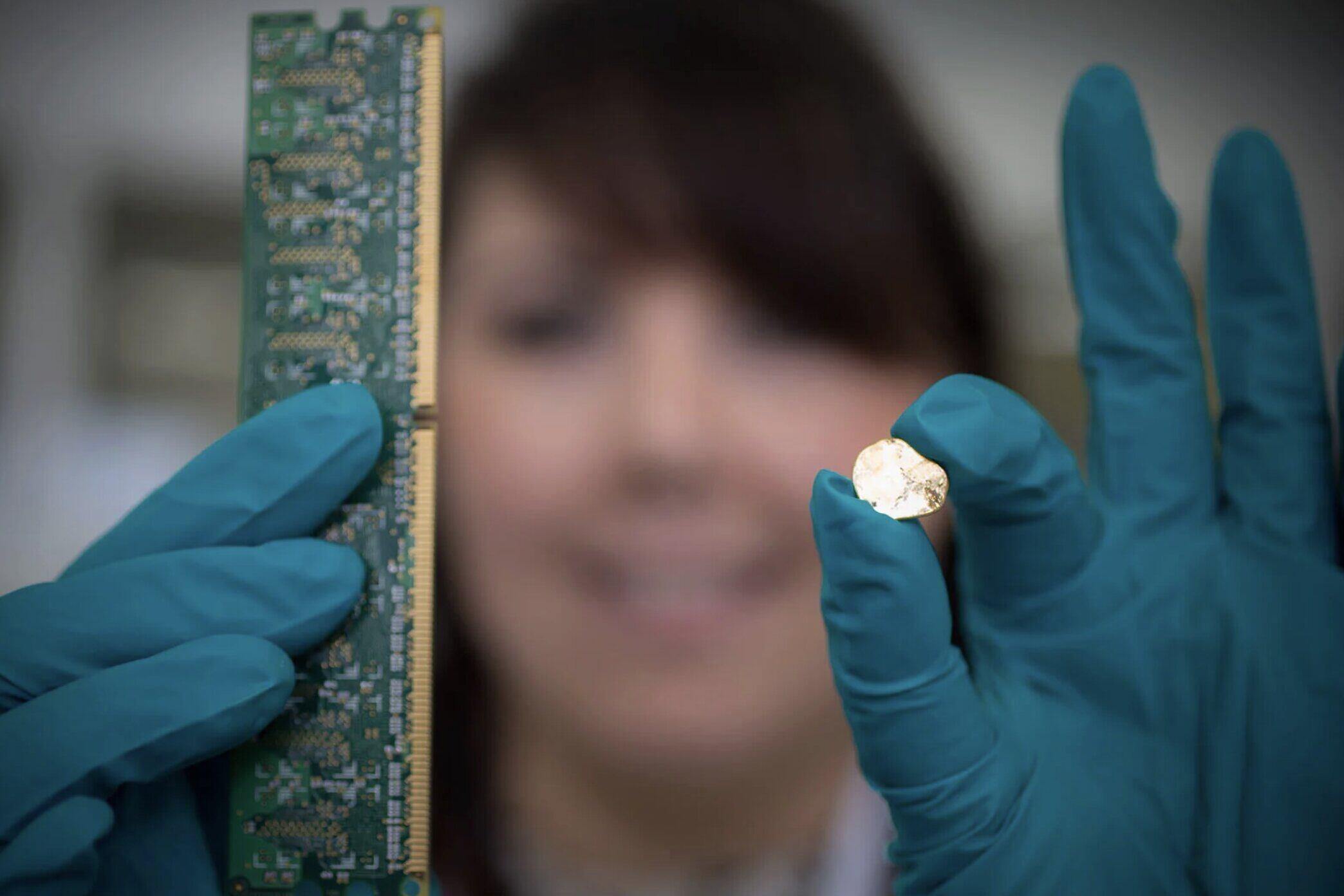 Une quantité d'or extraite de vieux composants électroniques dans une usine de recyclage en Angleterre. Photo: UK Royal Mint