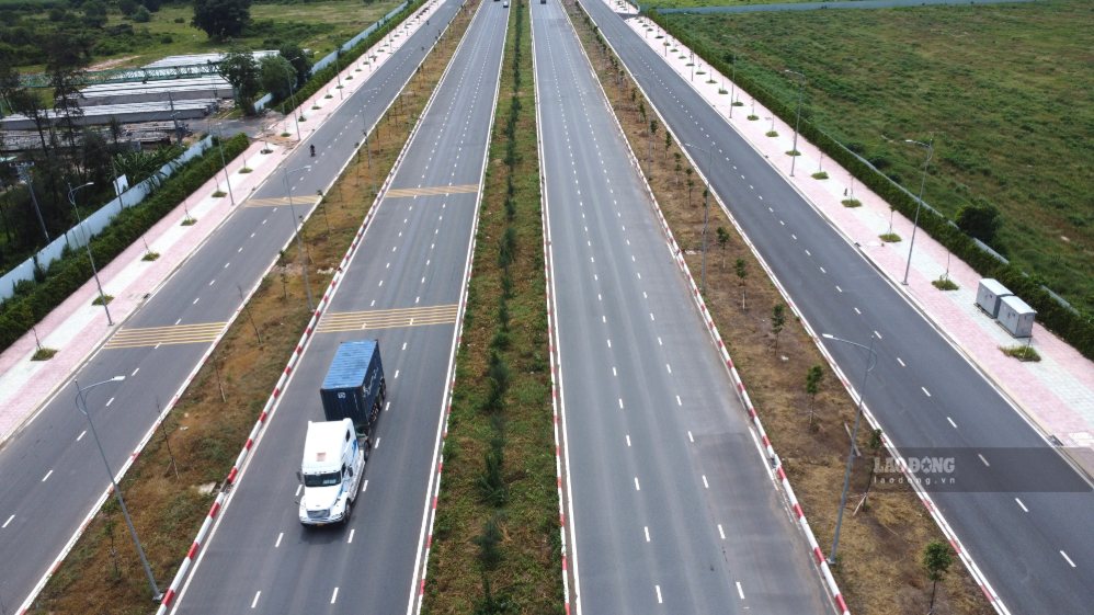 Road 25B, the central section of Nhon Trach ward with 10 lanes connecting Ring Road 3 of Ho Chi Minh City, Ben Luc - Long Thanh expressway. Photo: HAC