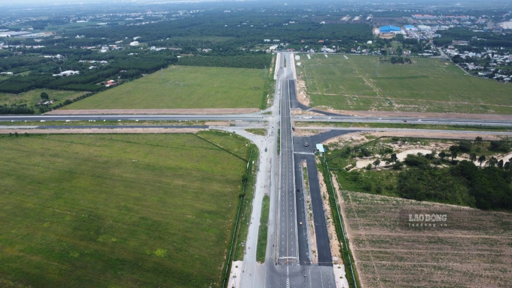 Xây cầu vượt qua đường 25B, đoạn kết nối với đường Vành đai 3 TPHCM và cao tốc Bến Lức - Long Thành. Ảnh: HAC