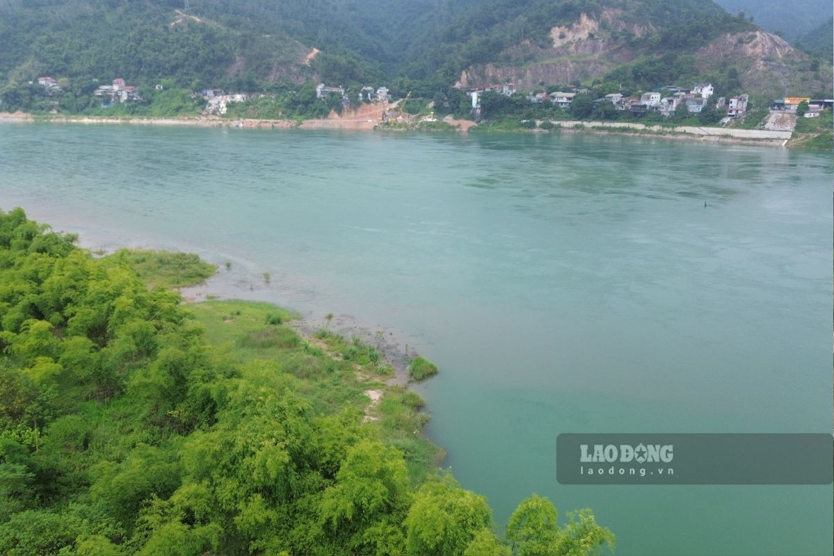 The water level on the Da River continues to fluctuate according to the regulation of hydropower reservoirs on the above route. Photo: Minh Nguyen