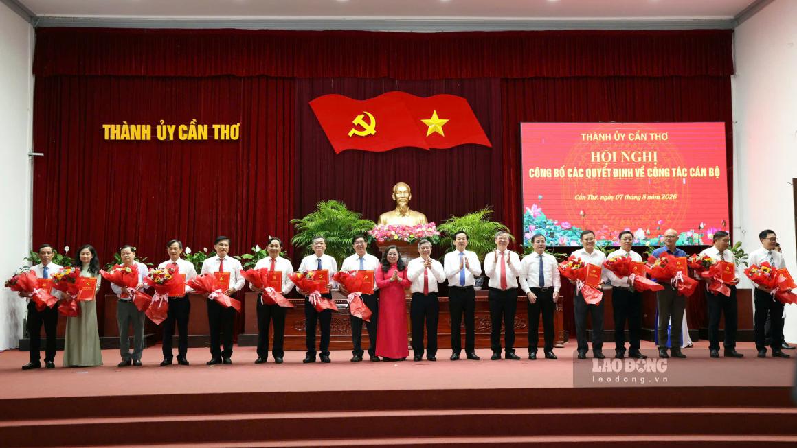 Lãnh đạo Thành ủy, UBND TP trao quyết định và tặng hoa cho các cán bộ được phân công, điều động, bổ nhiệm, giao quyền, chỉ định, giới thiệu ứng cử. Ảnh: Tạ Quang
