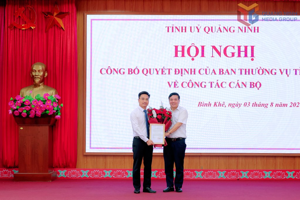 Mr. Pham Dinh Huynh (left) receives the decision of the Standing Committee of the Provincial Party Committee on the transfer and appointment to participate in the Executive Committee, Standing Committee, holding the position of Deputy Secretary of the Party Committee of Binh Khe Ward to be elected to hold the position of Chairman of the People's Committee of Binh Khe Ward for the term 2025 - 2030. Photo: Quang Ninh Provincial Newspaper and Radio, Television.