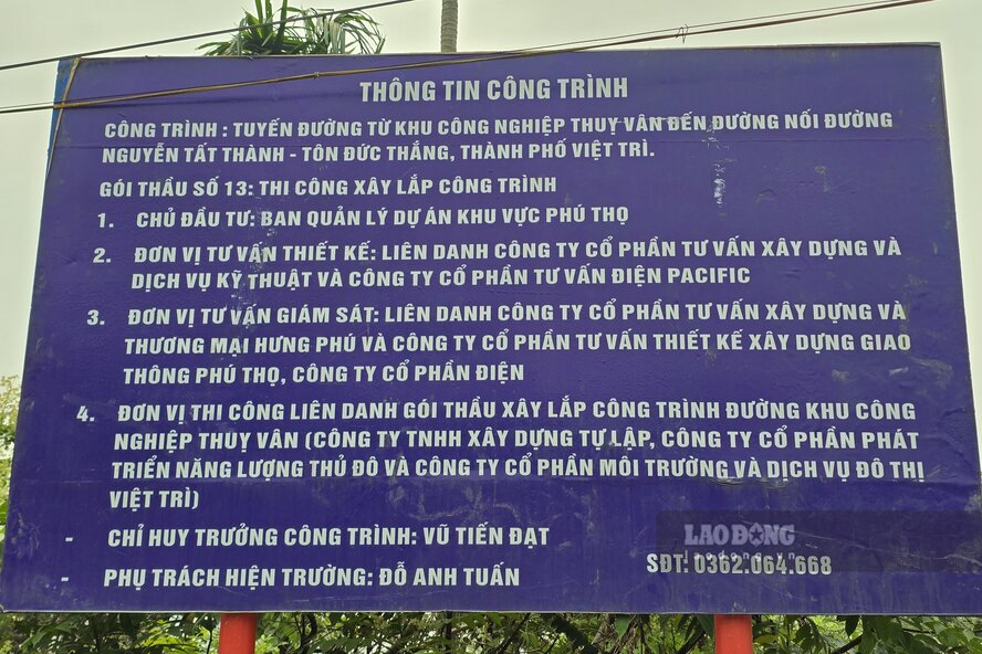 Thông tin dự án tại điểm cuối tuyến đường. Ảnh: Tô Công