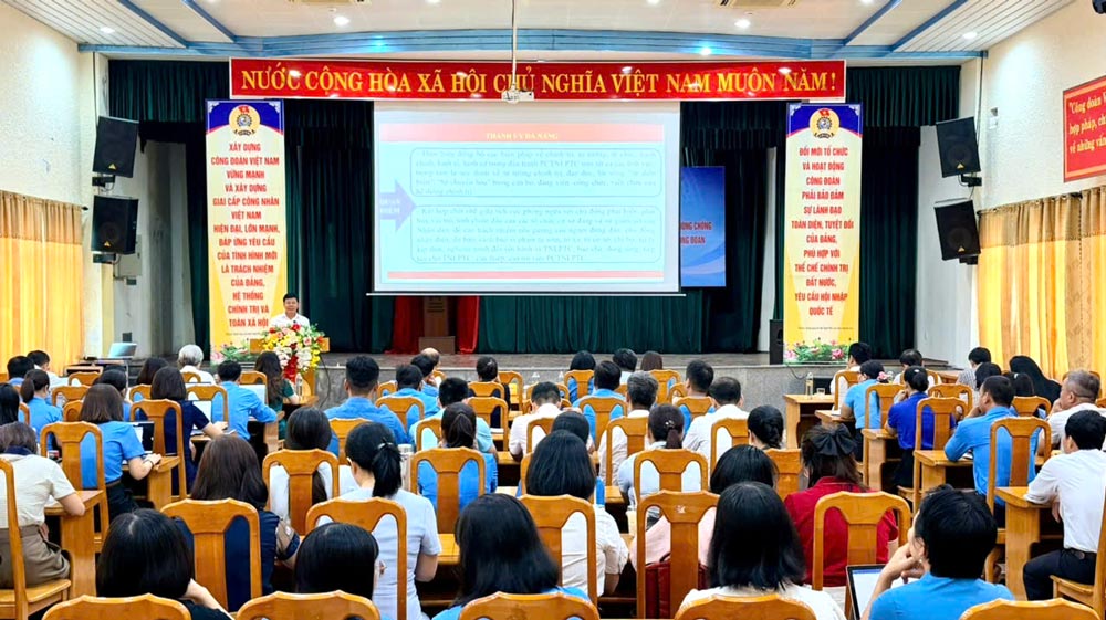 La Fédération du travail de la ville de Da Nang forme à la loi sur la mise en œuvre de la démocratie à la base, au travail de prévention et de lutte contre la corruption, le gaspillage et les phénomènes négatifs dans les activités syndicales. Photo: Syndicat de Da Nang