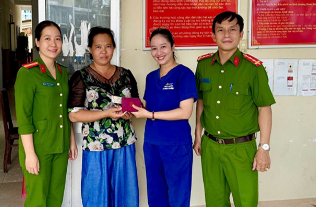 The person who picked up the wallet returned the property in front of the police. Photo: Police provided