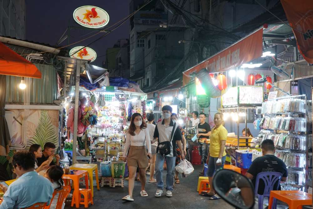 Phố ẩm thực đêm tại TPHCM tấp nập du khách. Ảnh: Hạ Mây