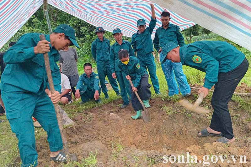 Militia forces of To Mua commune (Son La) excavate locations suspected of having martyrs' graves. Photo: Son La Provincial e-Portal