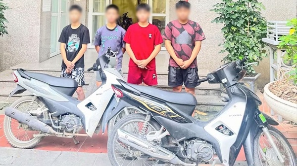 Hanoi police arrest 4 teenagers for motorbike theft. Photo: Ngoc Ha Ward Police