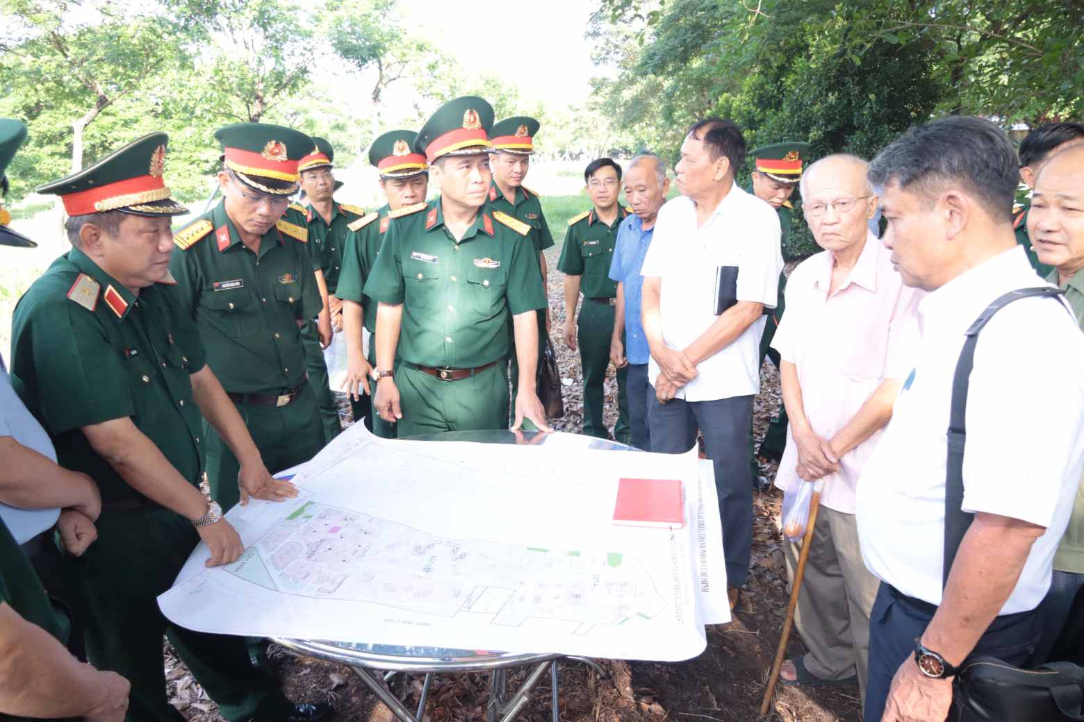 Đoàn khảo sát kiểm tra thực địa tại phường Lái Thiêu. Ảnh: UBND phường Lái Thiêu