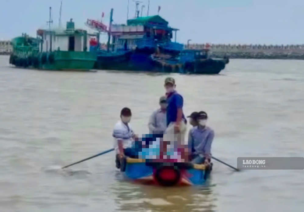 After being found, the body of the crew member was brought ashore. Photo: Pham Duy