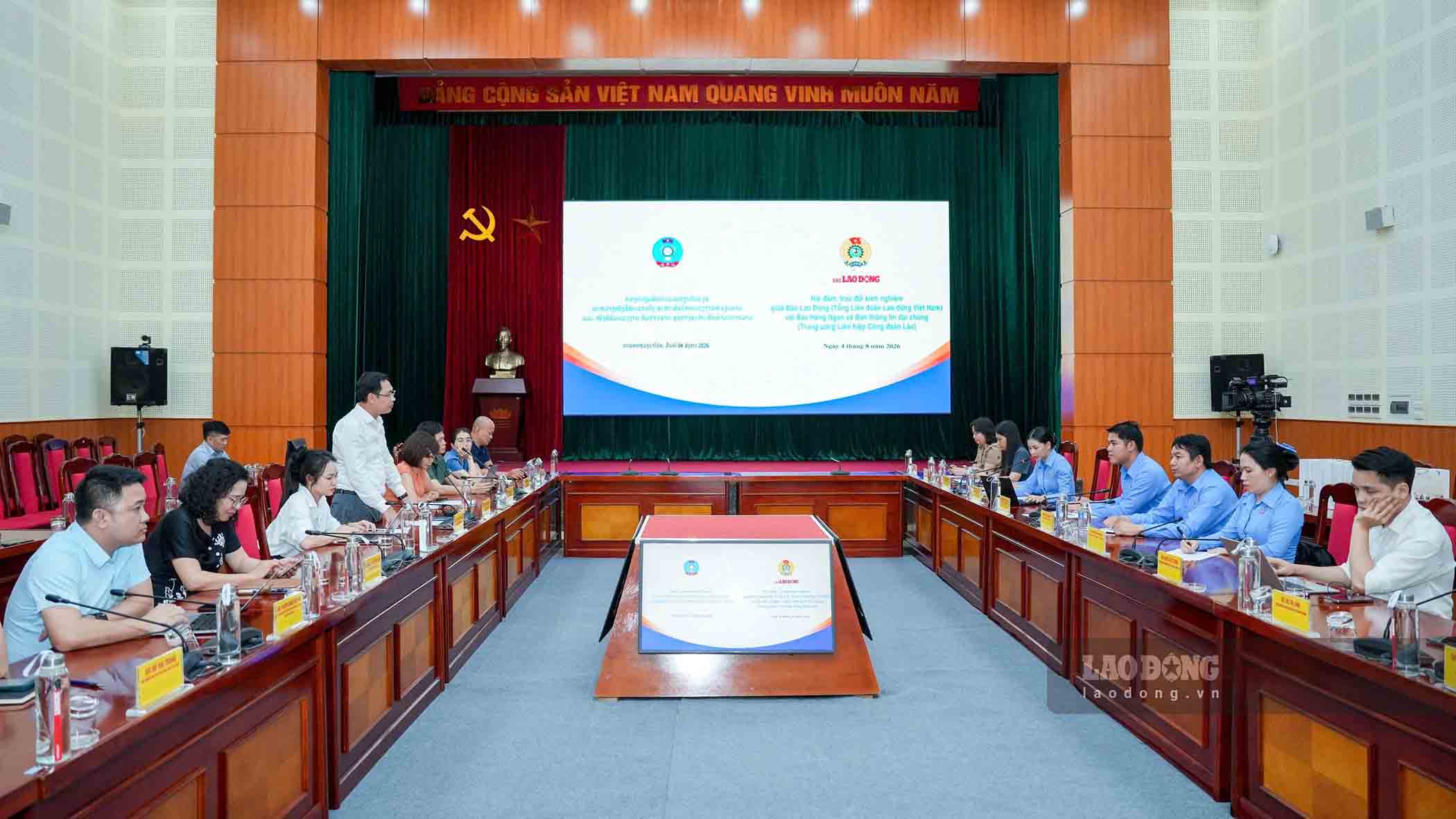 Entretien et échange d'expériences entre le journal Lao Dong (Confédération générale du travail du Vietnam) et le journal Heng Ngan et le Département de l'information de masse (Union centrale des syndicats du Laos) dans l'après-midi du 4 août. Photo: Hữu Chánh.