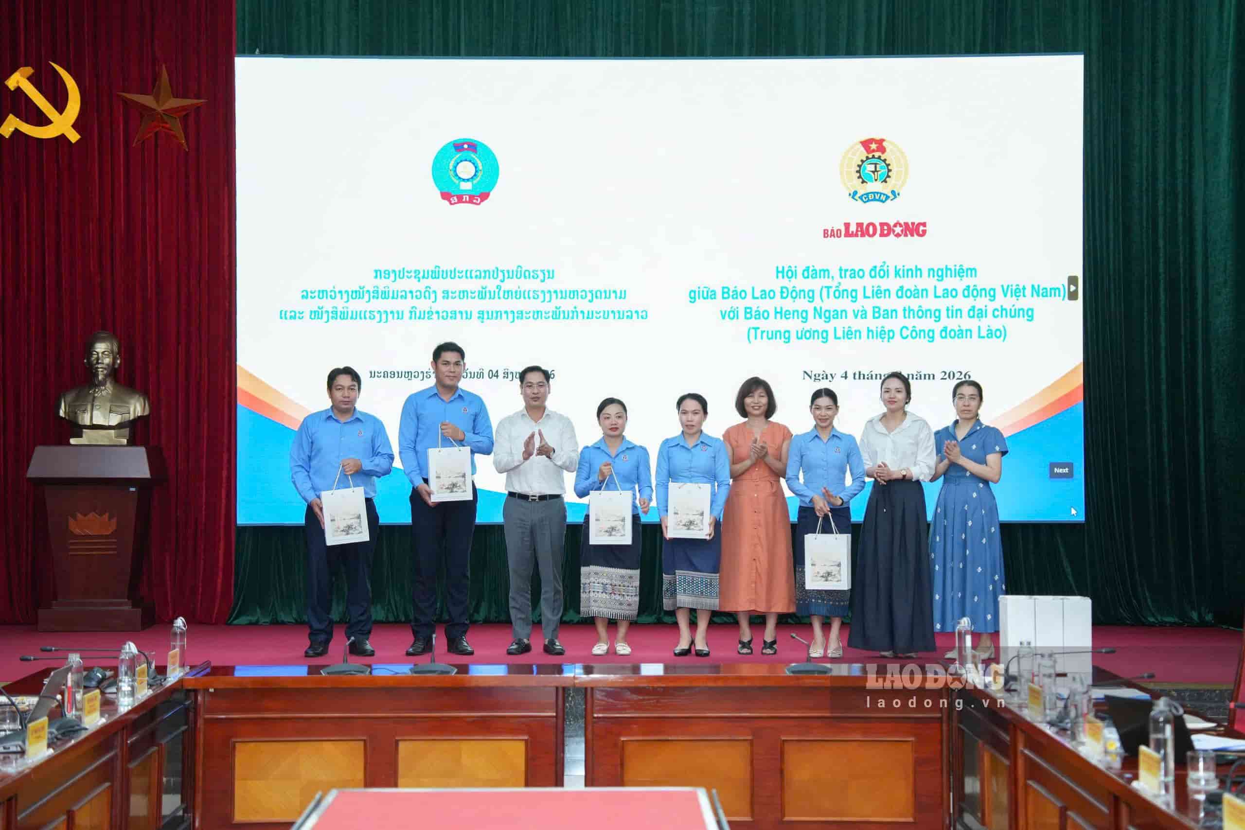 Đại diện Báo Lao Động, Báo Heng Ngan và Ban thông tin đại chúng (Trung ương Liên hiệp Công đoàn Lào) trao quà lưu niệm tại Hội đàm, trao đổi kinh nghiệm chiều 4.8. Ảnh: Hữu Chánh.