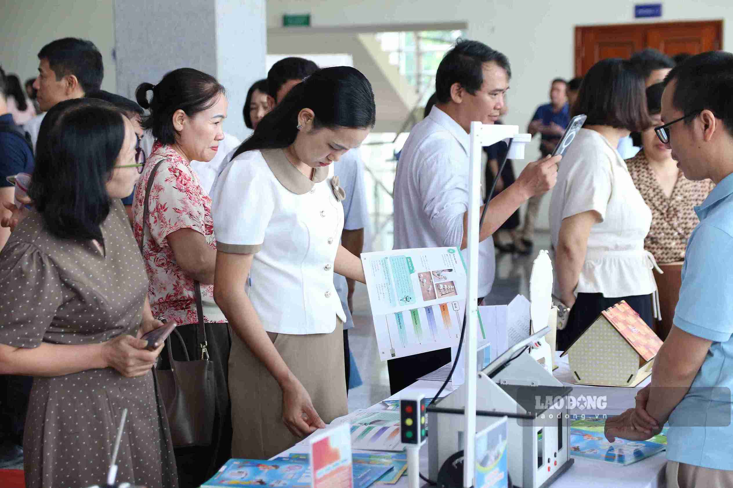 STEM and AI education solutions attract the attention of delegates attending the conference. Photo: Mai Huong