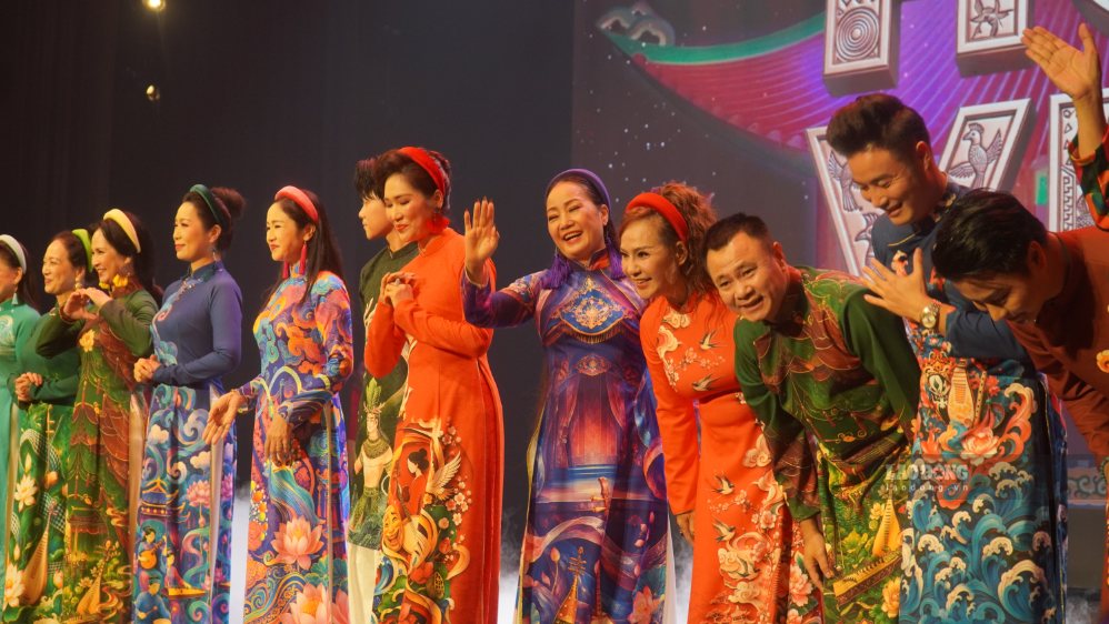 People's Artist Tu Long and a large number of People's Artists and Meritorious Artists perform the Ao Dai collection "Vietnamese Soul". Photo: Minh Vu