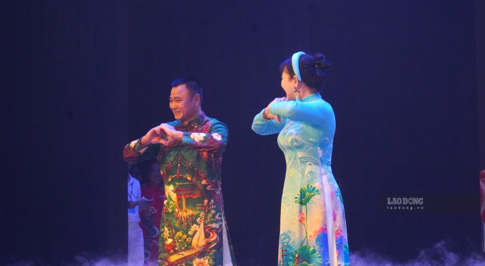 NSND Tự Long trình diễn áo dài. Ảnh: Minh Vũ
