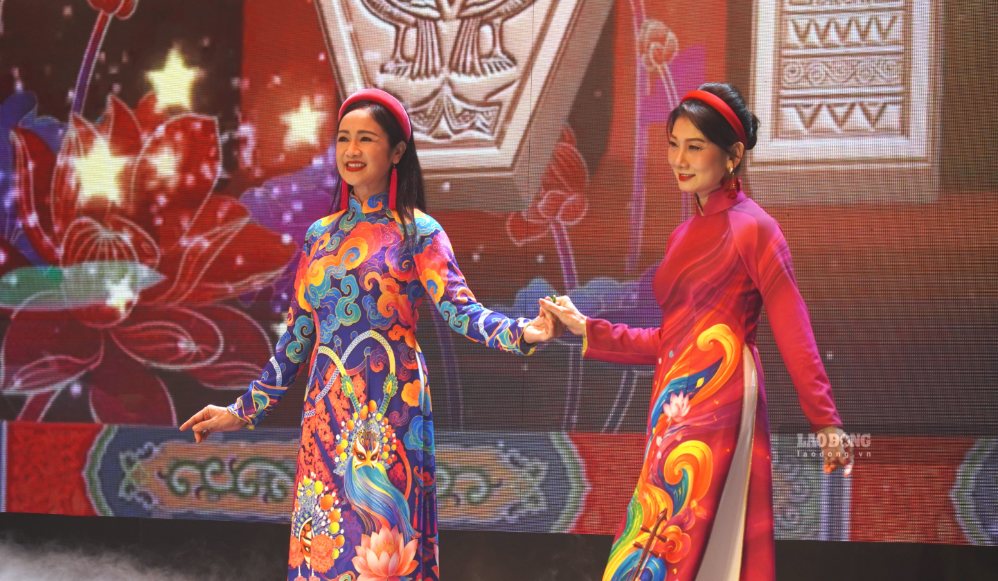 NSND Mỹ Uyên (bên phải) - Giám đốc Nhà hát kịch Sân khấu Nhỏ TP.HCM. Ảnh: Minh Vũ