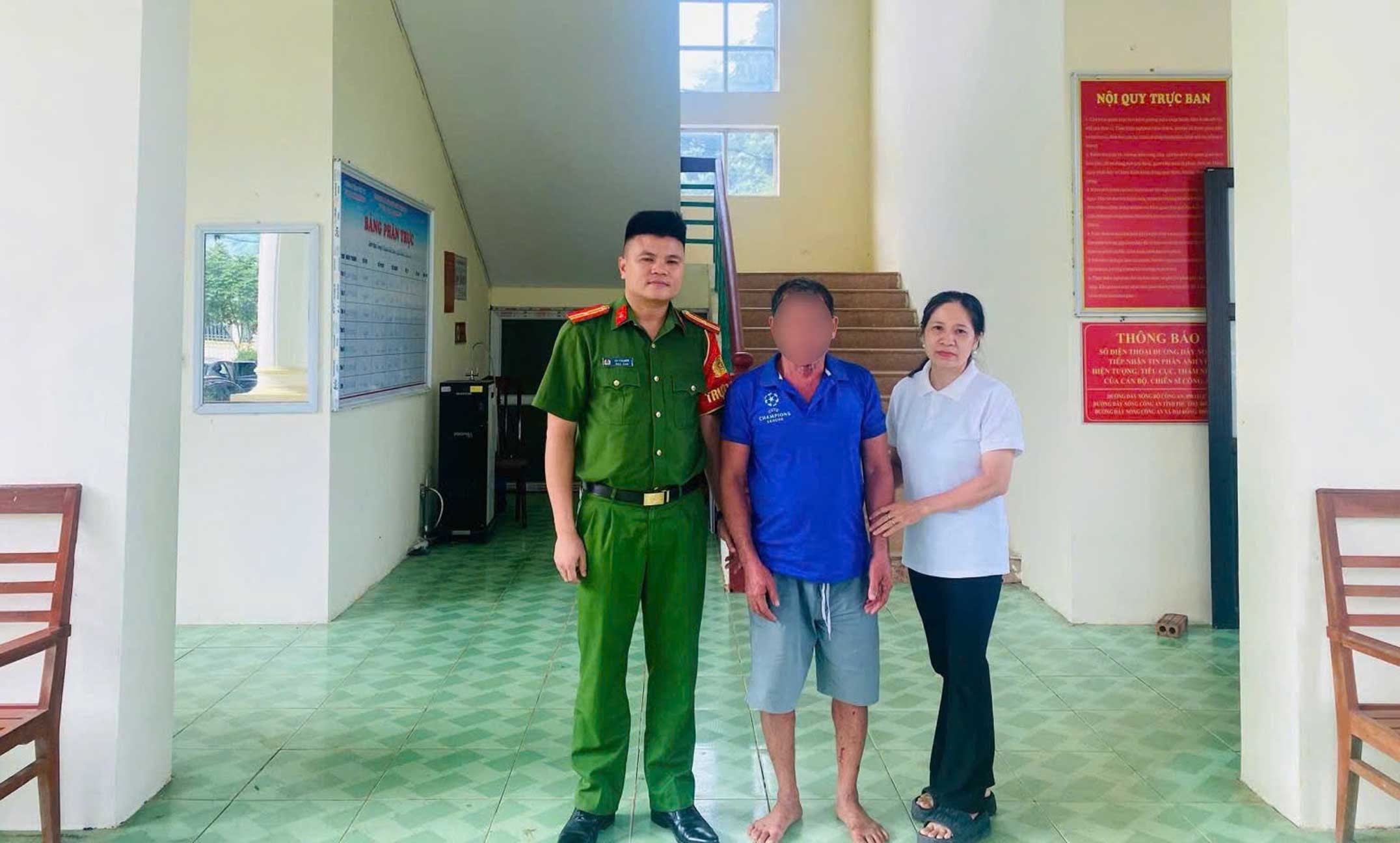 Commune police hand over the lost person back to his family. Photo: Phu Tho Provincial Police