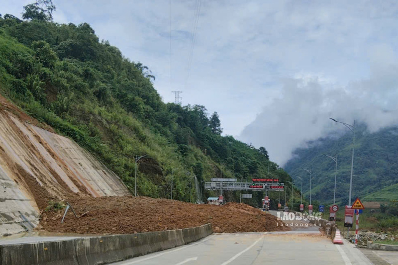 The temporary traffic opening helps restore traffic on the road leading to Mong Sen bridge. Photo: Dinh Dai