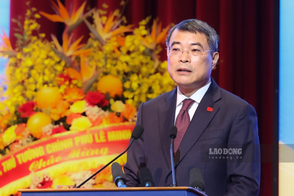 Politburo Member, Prime Minister Le Minh Hung delivers a directive speech at the plenary session of the 33rd Diplomatic Conference. Photo: Hai Nguyen