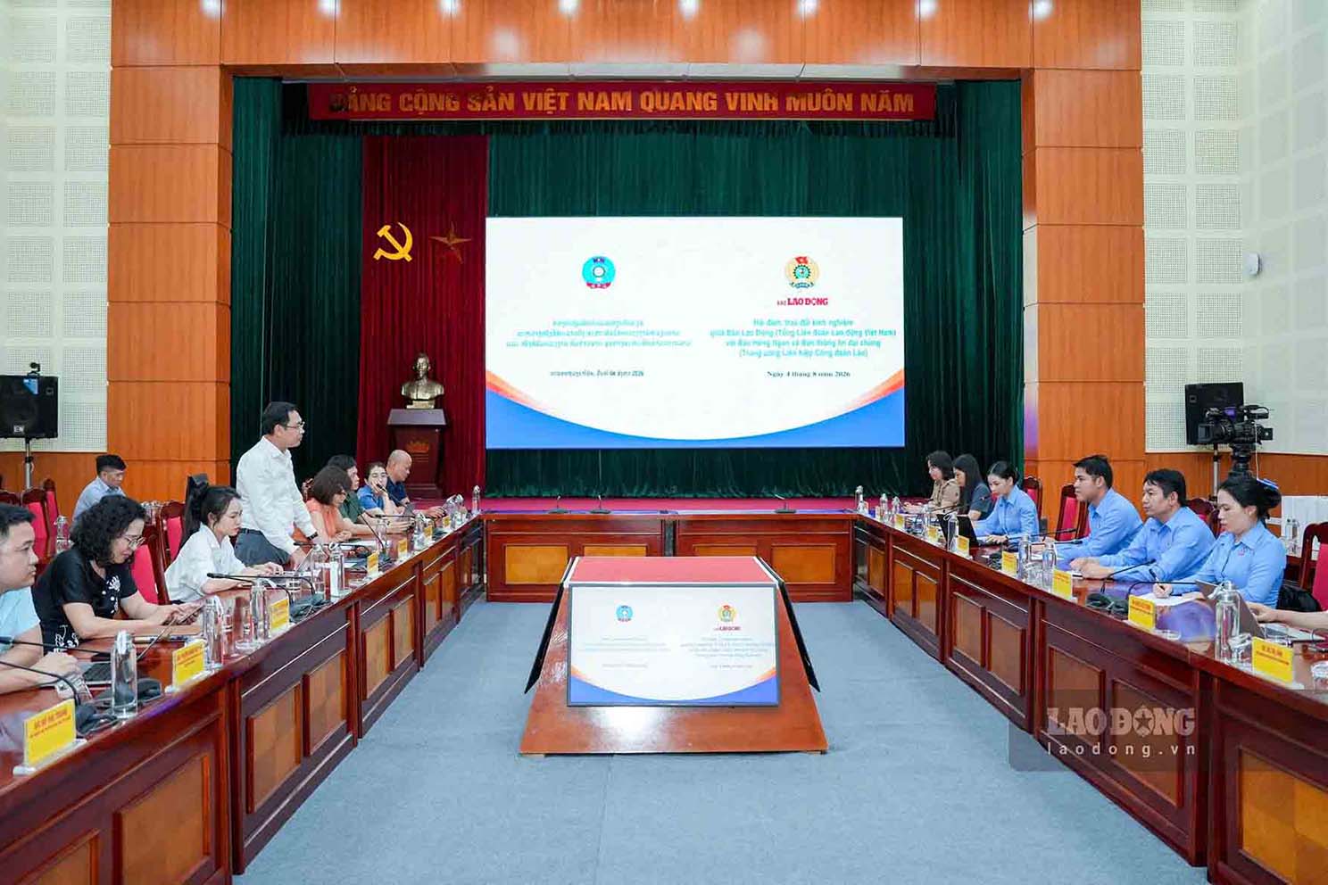 Lao Dong Newspaper shares digital editorial office model experience with Lao Trade Union press agency