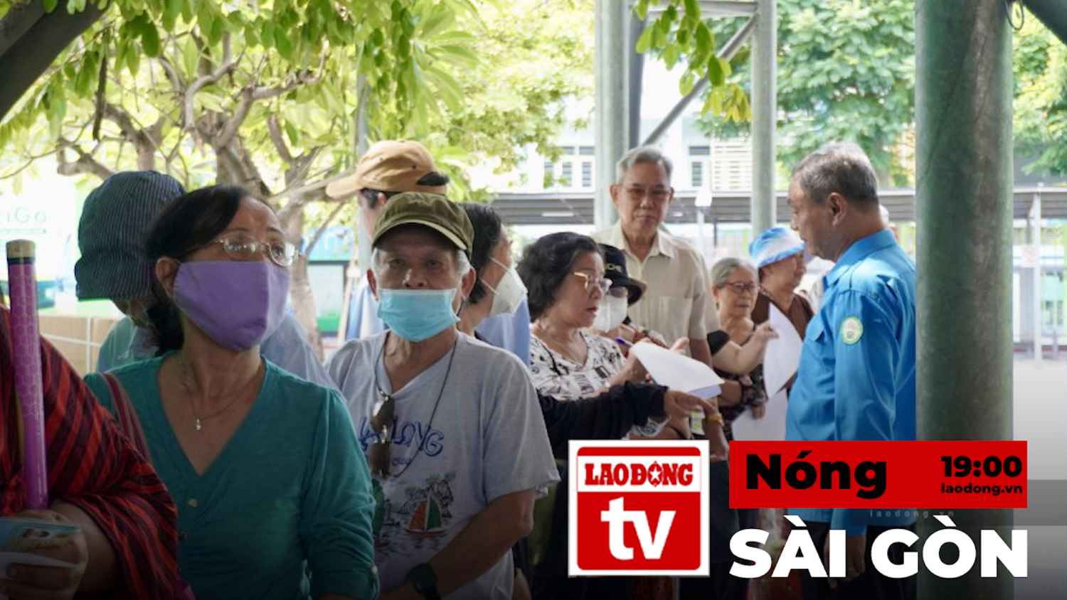 Hot Saigon: First day of issuing bus cards in Ho Chi Minh City, many people line up