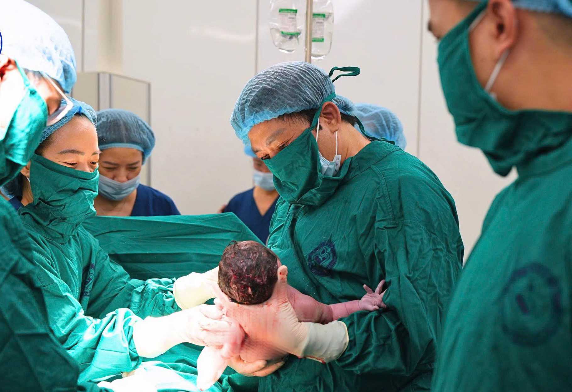 El primer momento en que sonó el llanto en la Instalación 2 del Hospital Central de Obstetricia y Ginecología. Foto: BVCC