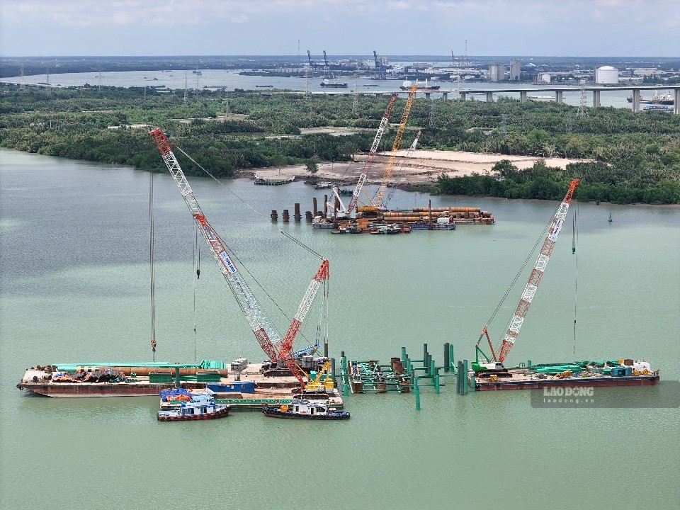 Nhiều thiết bị chuyên dụng được huy động để thi công cầu vượt sông Soài Rạp dài 920 m. Ảnh: Anh Tú