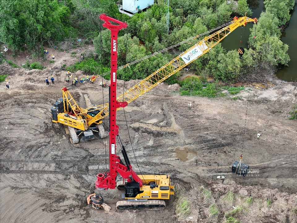 Nhiều cần cẩu, máy khoan cọc và thiết bị thi công đã được tập kết trên tuyến Rừng Sác.  Ảnh: Anh Tú