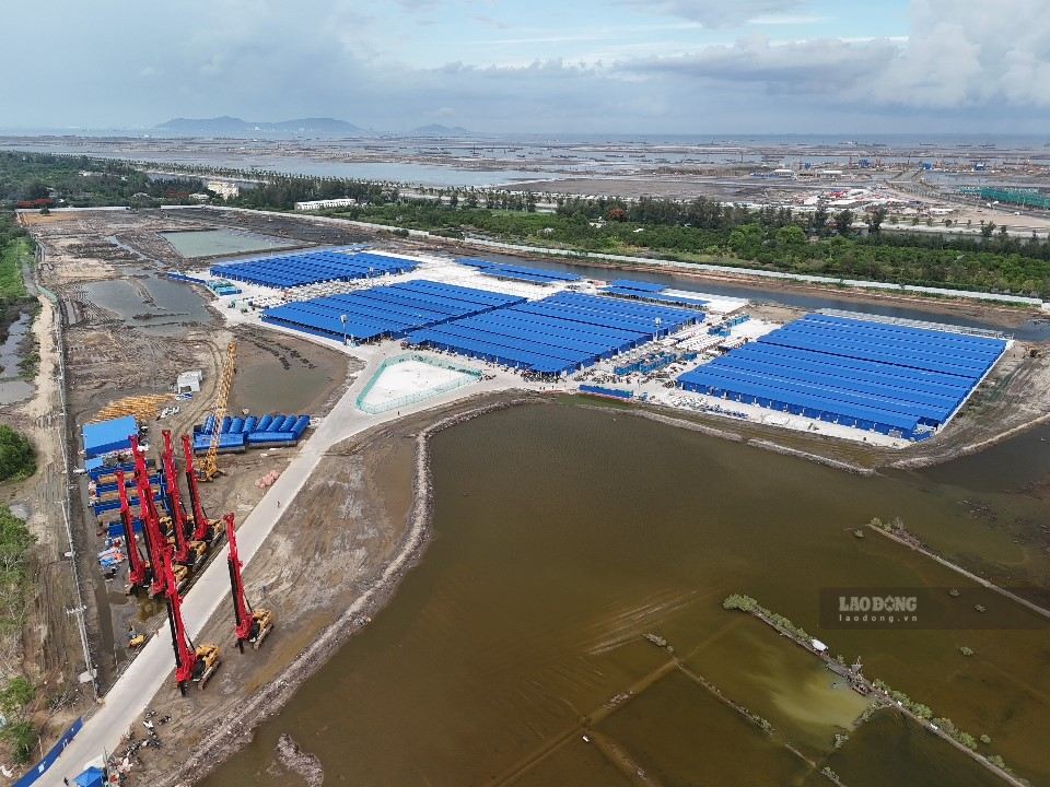 Khu vực ga Cần Giờ và Depot đã được huy động máy móc, thiết bị phục vụ thi công.  Ảnh: Anh Tú