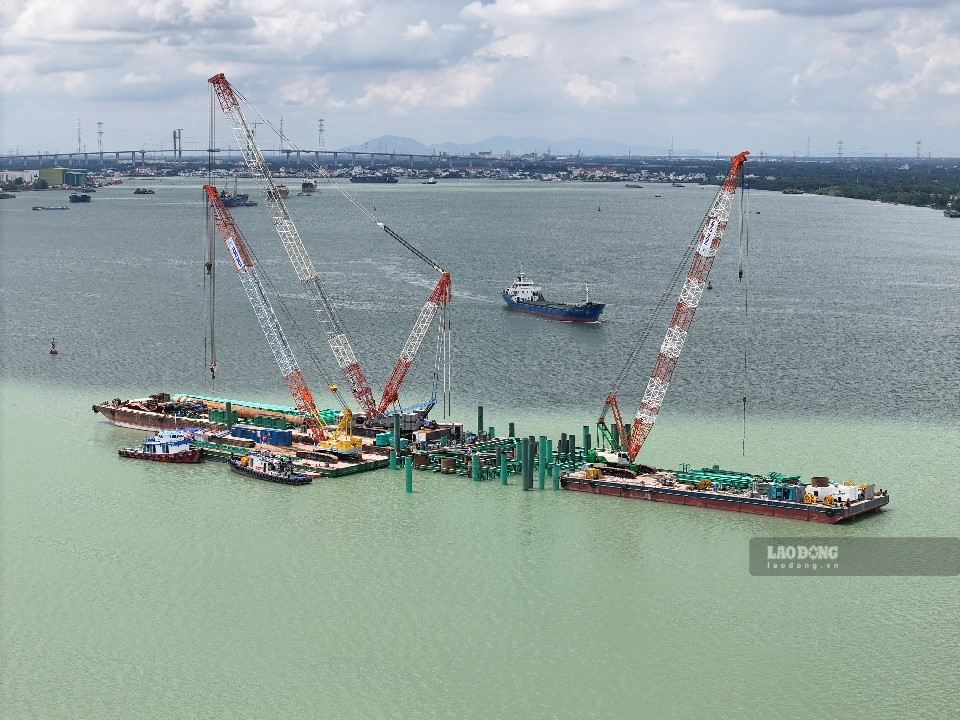 Le chantier de construction du viaduc de la rivière Soai Rap fait partie du projet de métro Ben Thanh - Can Gio.  Photo de : Mr Tu
