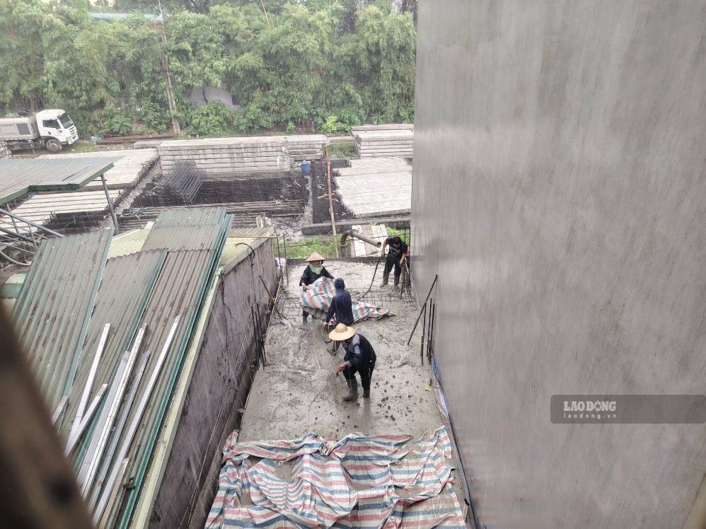 Many workers are worried that old age without a pension will affect their children and grandchildren. Photo: Xuyen Dong