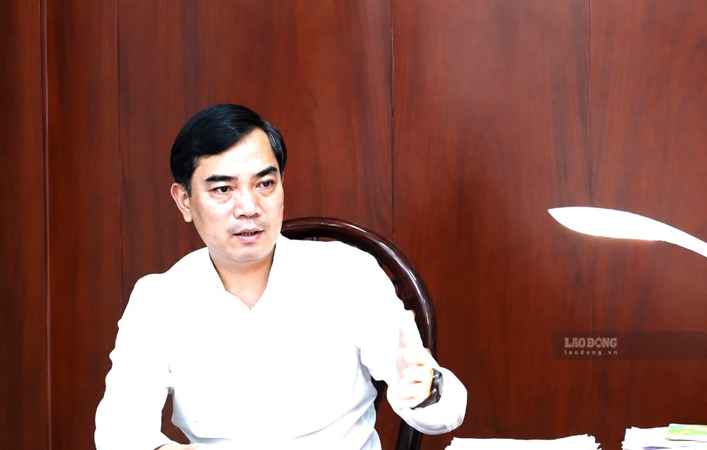 El Sr. Nguyen Van Khoa, Director del Departamento de Educación y Formación de Nghe An, dijo que la fusión de la escuela garantizará los derechos de los estudiantes y los puestos de trabajo de los funcionarios, profesores y personal. Foto: Quang Dai