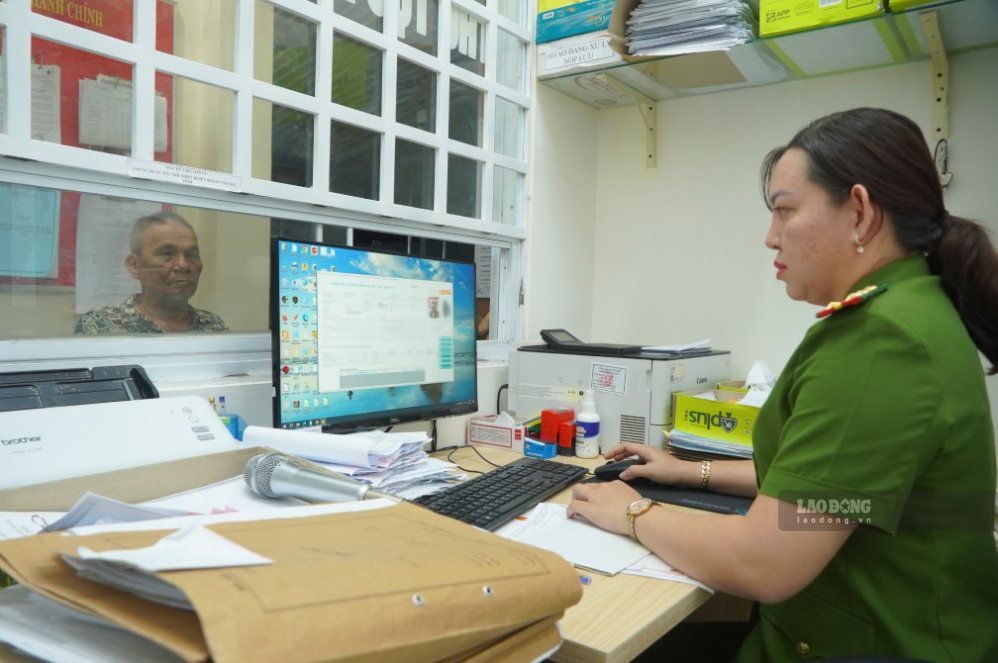 Police officers support people to complete procedures for issuing ID cards, registering and activating level 2 electronic identification accounts. Photo: Ta Quang